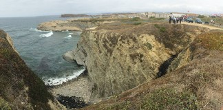 Três toneladas de gasóleo vão parar ao mar em Peniche A zona da praia do Abalo, onde se pode ver em baixo a mancha escura provocada pelo gasóleo