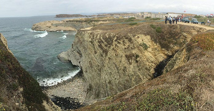 Três toneladas de gasóleo vão parar ao mar em Peniche A zona da praia do Abalo, onde se pode ver em baixo a mancha escura provocada pelo gasóleo
