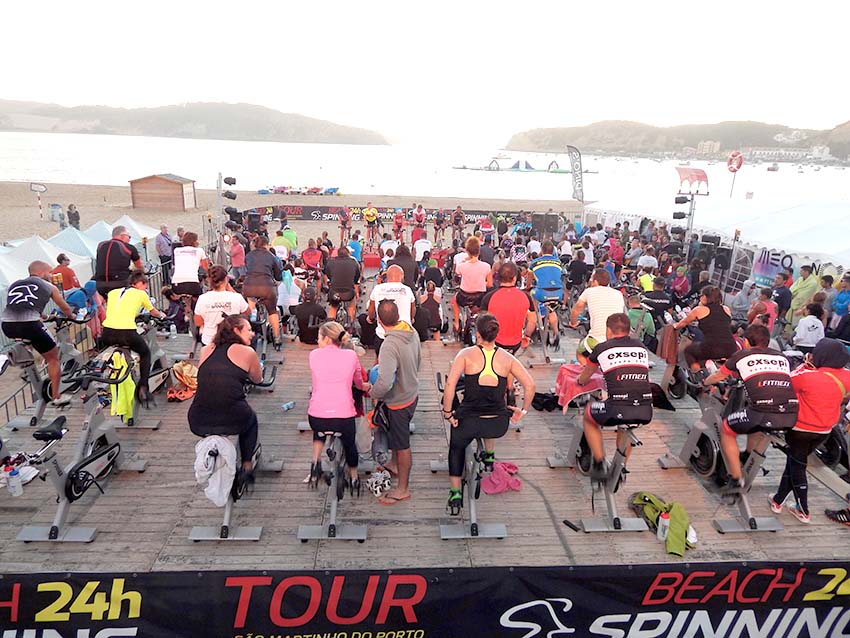 Pedalar durante 24 horas com vista para a baía de São Martinho