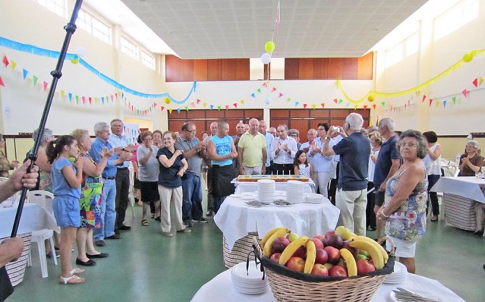 casa-do-povo Cantaram-se os parabéns e o bolo de aniversário foi distribuído por todos os presentes