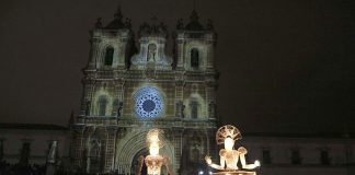 Lúmen – a dança do amor entre duas marionetas gigantes e iluminadas