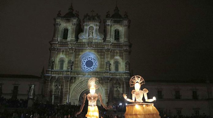 Lúmen – a dança do amor entre duas marionetas gigantes e iluminadas