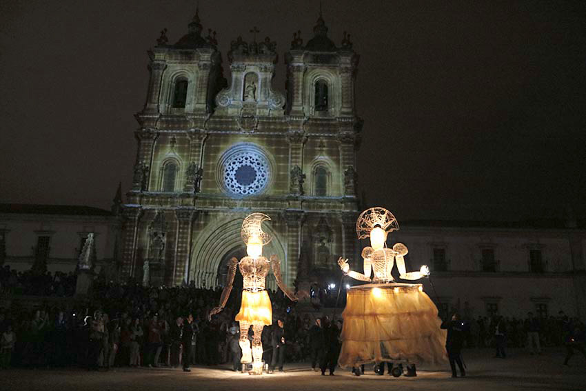 Lúmen – a dança do amor entre duas marionetas gigantes e iluminadas