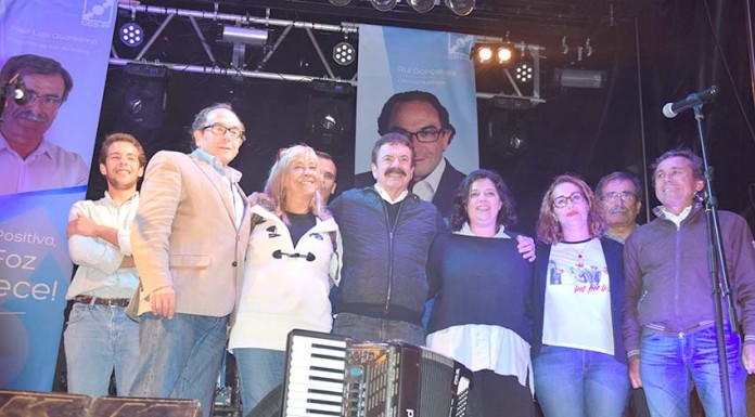 Rui Gonçalves contou com a ajuda do amigo Quim Barreiros no comício-festa na Foz do Arelho Gazeta das Caldas