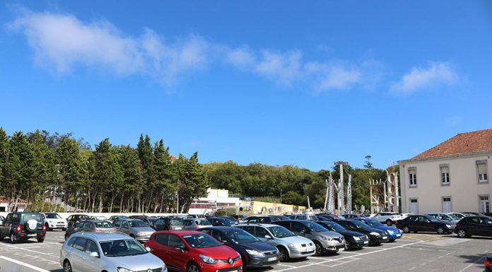 Autocarros continuam sem poder estacionar atrás do Chafariz das Cinco Bicas