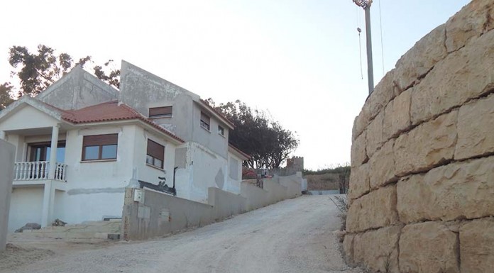 Há na Foz do Arelho uma rua que está por concluir há dois anos