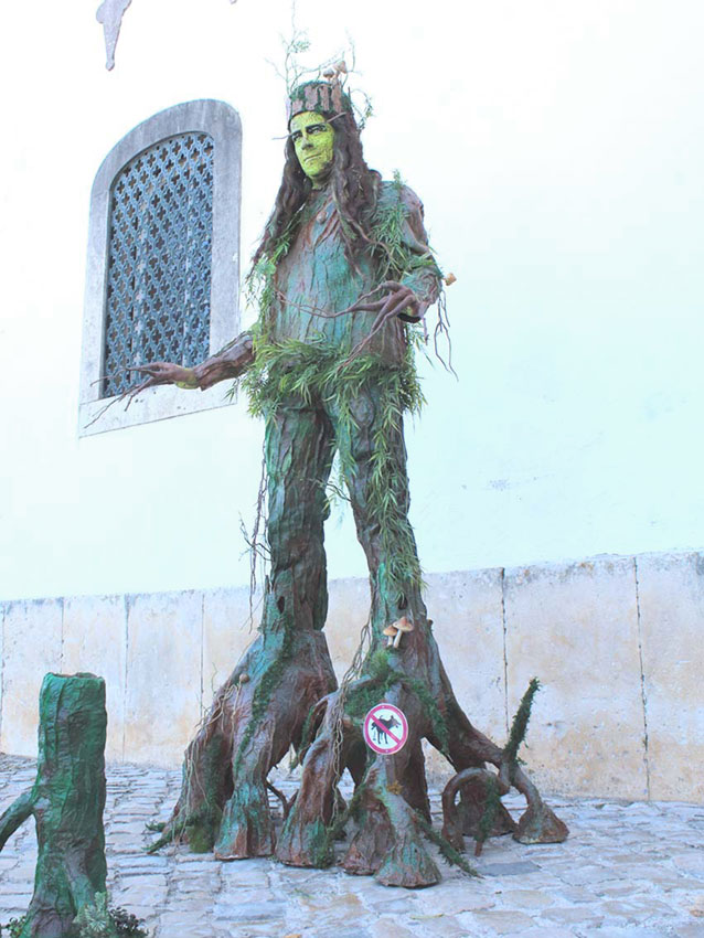 O Senhor Árvore e o Médico da Peste são presenças assíduas em Óbidos