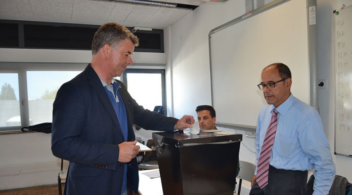 Votar é um ritual que implica dois dedos de conversa com amigos e conhecidos Na Escola Secundária Rafael Bordalo Pinheiro e na Escola do Bairro da Ponte