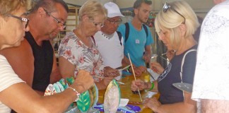 Turistas franceses doam 1700 euros ao CEERDL Oficina de serralharia do CEERDL e criaram uma Árvore da Amizade feita com folhas de metal