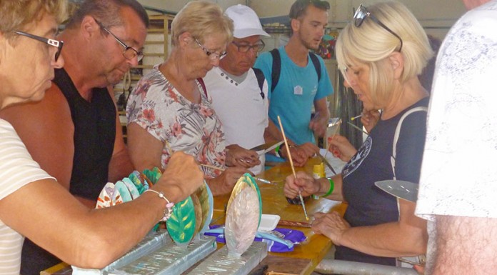 Turistas franceses doam 1700 euros ao CEERDL Oficina de serralharia do CEERDL e criaram uma Árvore da Amizade feita com folhas de metal