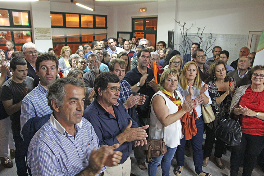 Ao final da noite a sede do partido nas Caldas ficou completamente cheia de apoiantes para felicitar a equipa vencedora | Joel Ribeiro