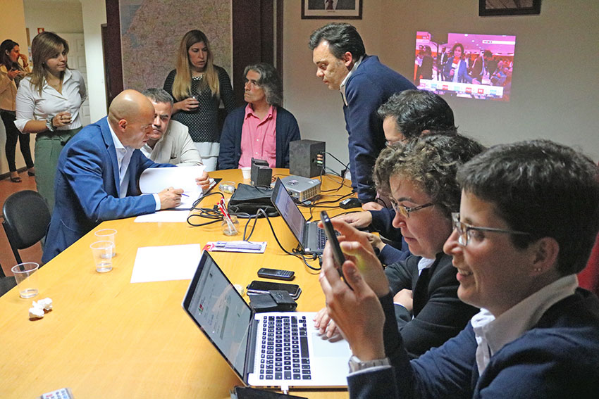 Portáteis, telemóveis, tablets, televisões, são hoje indispensáveis no acompanhamento da noite eleitoral | Isaque Vicente