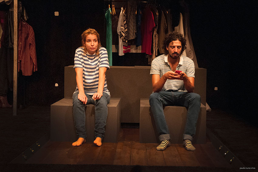 “Play House” é uma peça sobre um jovem casal, mas não é uma história romântica