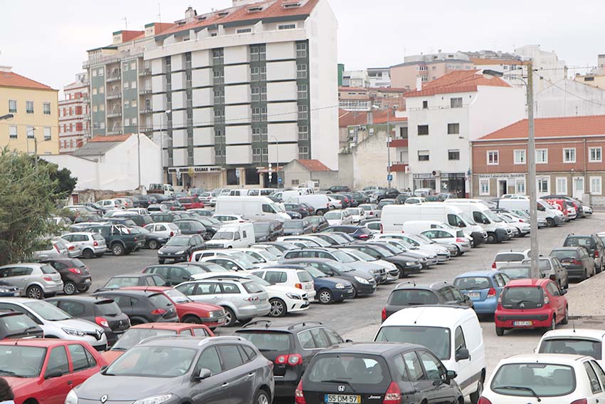 Câmara demora dois anos para resolver o caos do estacionamento junto à PSP