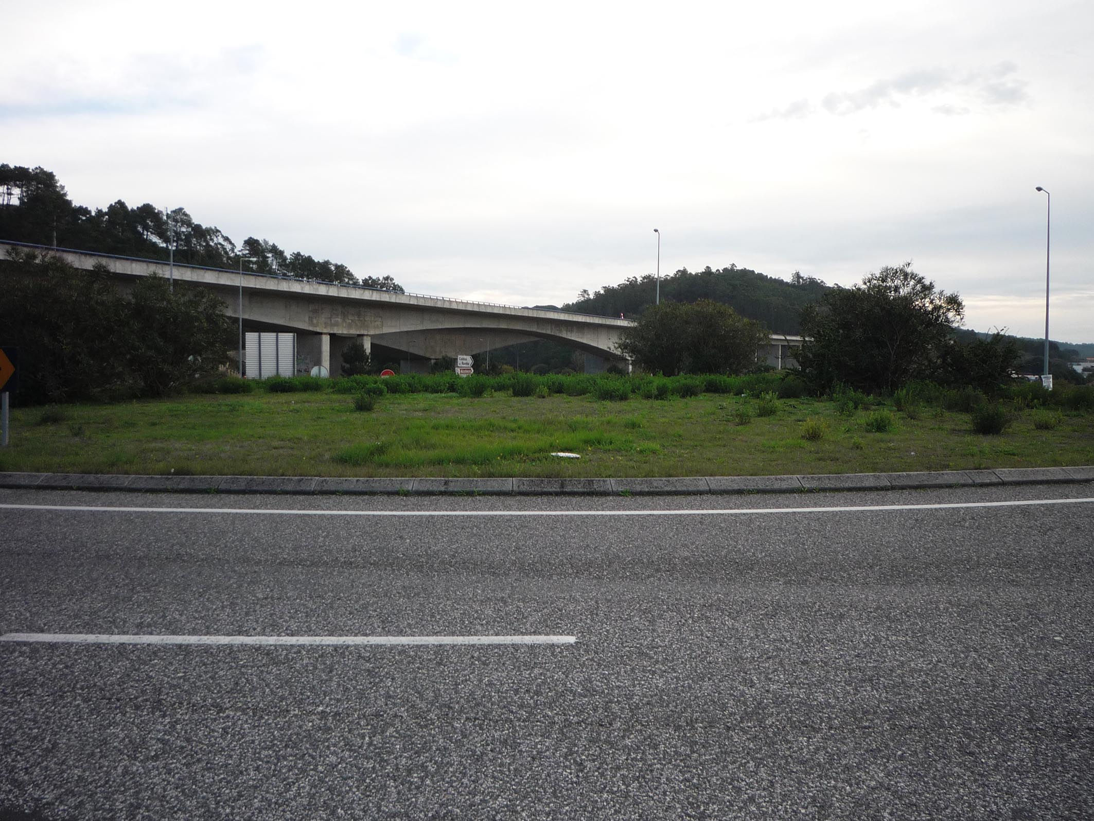 Rotunda da A8 em Alfeizerão continua abandonada