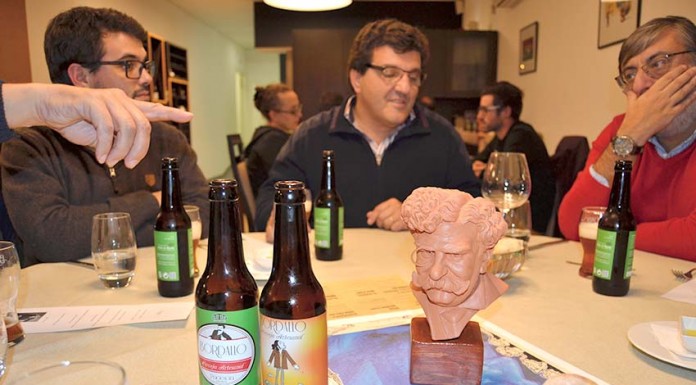 Um jantar bordaliano onde a rainha foi a cerveja Gazeta das Caldas