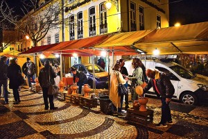 À noite houve castanhas assadas (no âmbito do Mercado Cria) e animação com a companhia Nuvem Voadora (no âmbito do Viva Termas Centro) 