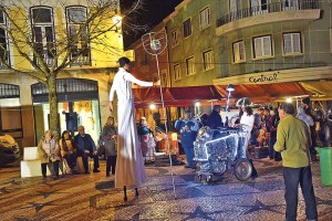 À noite houve castanhas assadas (no âmbito do Mercado Cria) e animação com a companhia Nuvem Voadora (no âmbito do Viva Termas Centro) 