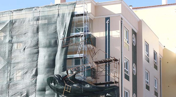 Queda de andaimes causou danos em viaturas Gazeta das Caldas