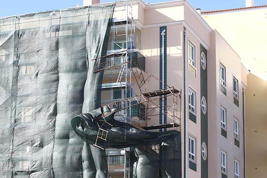 Queda de andaimes causou danos em viaturas