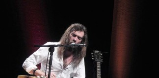 Jack Broadbent: o músico que toca guitarra com a ajuda de um cantil de whisky surpreendeu no Caldas Nice Jazz Gazeta das Caldas