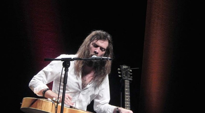 Jack Broadbent: o músico que toca guitarra com a ajuda de um cantil de whisky surpreendeu no Caldas Nice Jazz Gazeta das Caldas