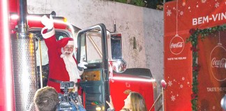 Inédito. Pai Natal chegou à Vila Natal no camião da Coca-Cola. Gazeta das Caldas
