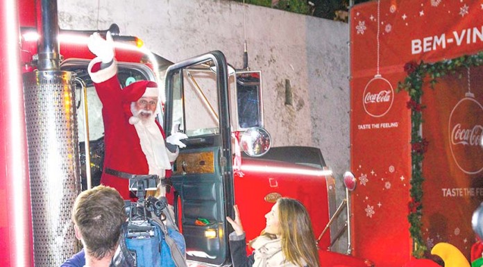Inédito. Pai Natal chegou à Vila Natal no camião da Coca-Cola. Gazeta das Caldas