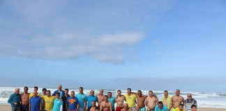 Três dezenas de corajosos no primeiro mergulho do ano no mar da Foz do Arelho Gazeta das Caldas