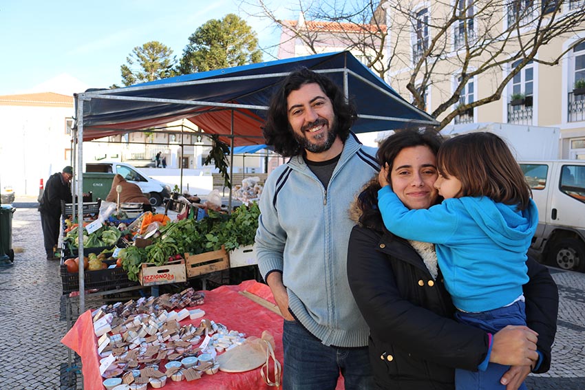 Uma banca de sabonetes artesanais na Praça da Fruta