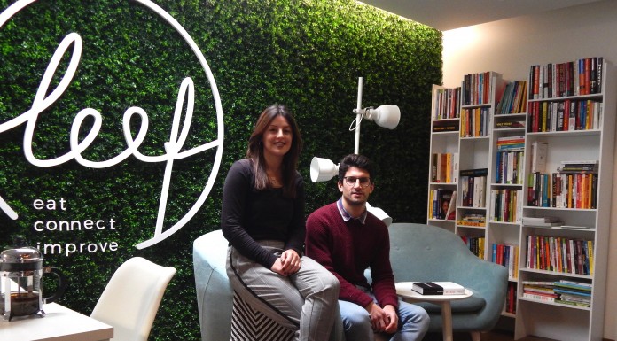 Um estabelecimento que é restaurante, mercearia e biblioteca Gazeta das Caldas