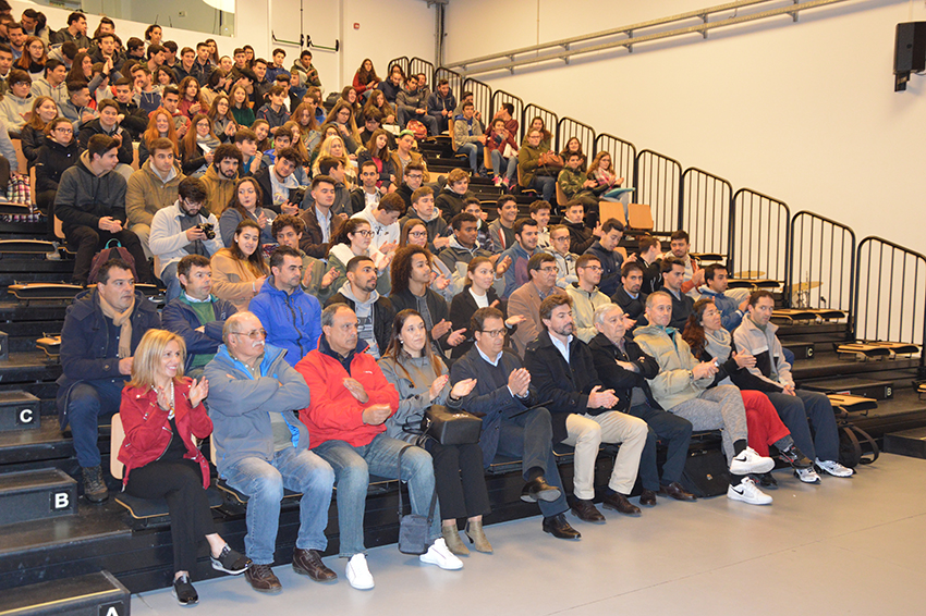 Auditório da Escola Rafael Bordalo Pinheiro encheu com vários adeptos do futebol | DR