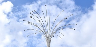 Secretário de Estado da Defesa diz que 16 de Março deveria constar dos programas escolares Os autarcas caldenses com o secretário de Estado da Defesa