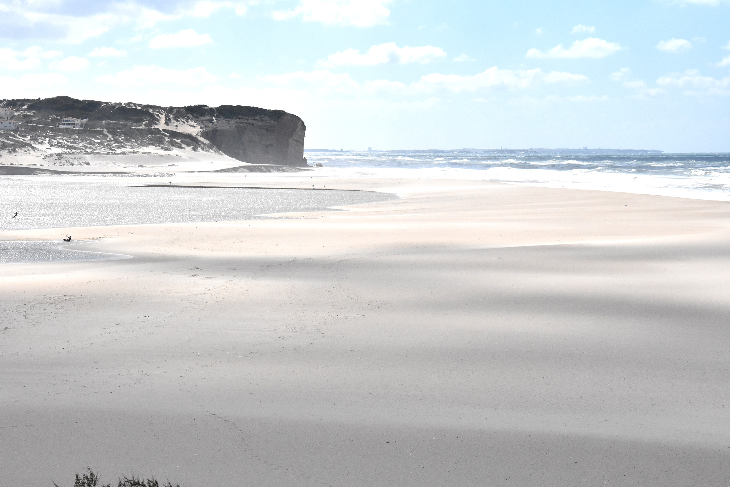 Deslocação da “aberta” para sul põe a descoberto sacos de areia
