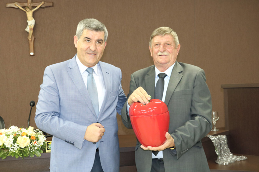 Tinta Ferreira ofereceu uma peça da Bordalo Pinheiro