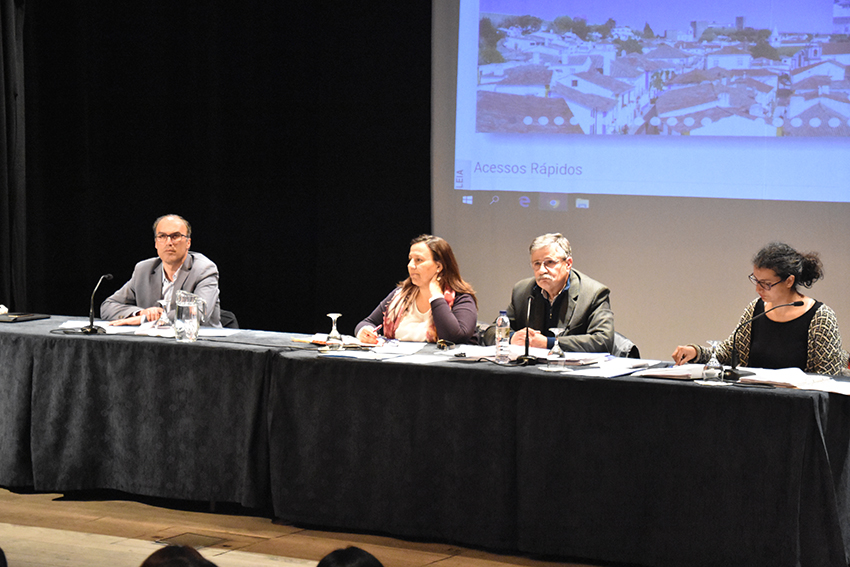 O vice-presidente, José Pereira, a primeira secretária, Ivone Cristino, o presidente da Assembleia, Fernando Jorge e a segunda secretária, Olga Prada - Fátima Ferreira