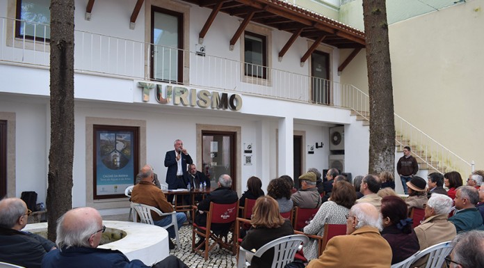 “Faz sentido punir as pessoas por causa do amor?” Espaço exterior do Posto de Turismo