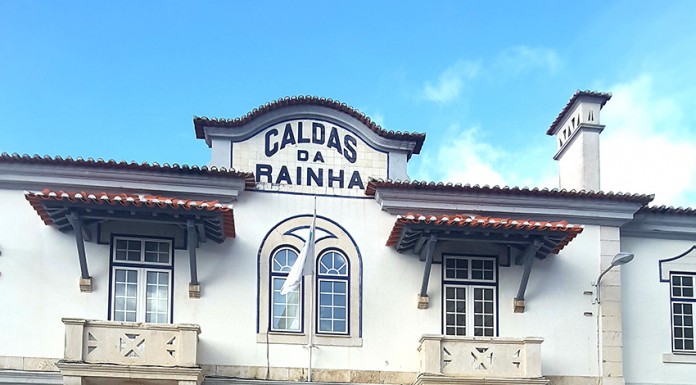 Sá Nogueira cria e recupera azulejos hispano-mouriscos Fachada da Estação da CP nas Caldas