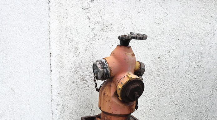 Marco de incêndio em mau estado na Cidade Nova Visível degradação