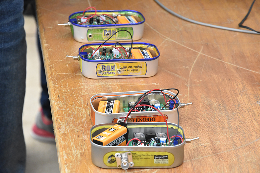 Latas de Rádio de Conversa