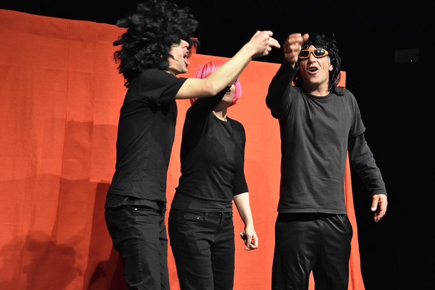 A peça de teatro “(In)Dependências” 