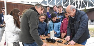 Jovens criam rádios com uma lata de conserva Jovens criam rádios