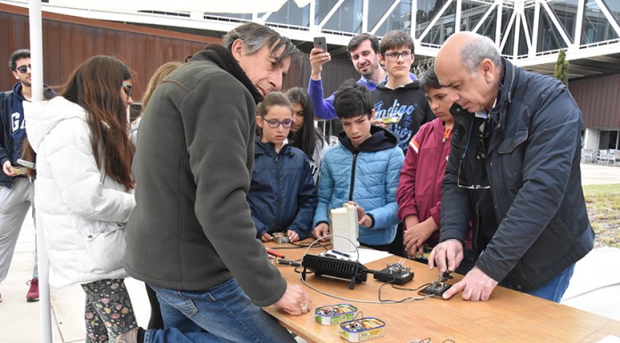 Jovens criam rádios com uma lata de conserva Jovens criam rádios