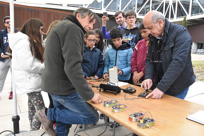 Jovens criam rádios