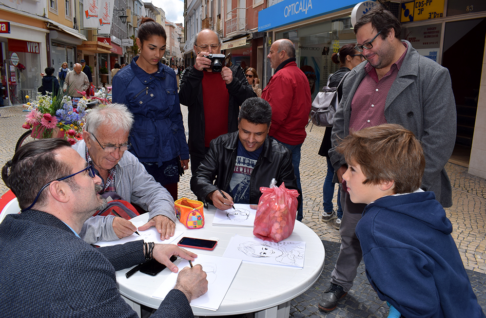 Gazeta das Caldas - Cartoonistas desenham caldenses na Rua das Montras