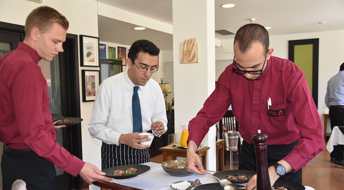 Bife tártaro em destaque em almoço sobre Cozinha Internacional
