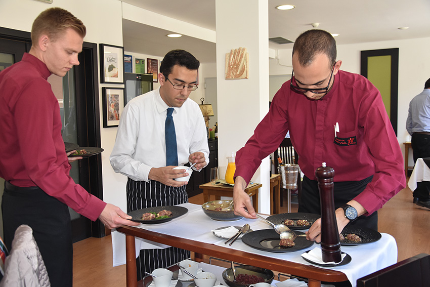 Bife tártaro em destaque em almoço sobre Cozinha Internacional