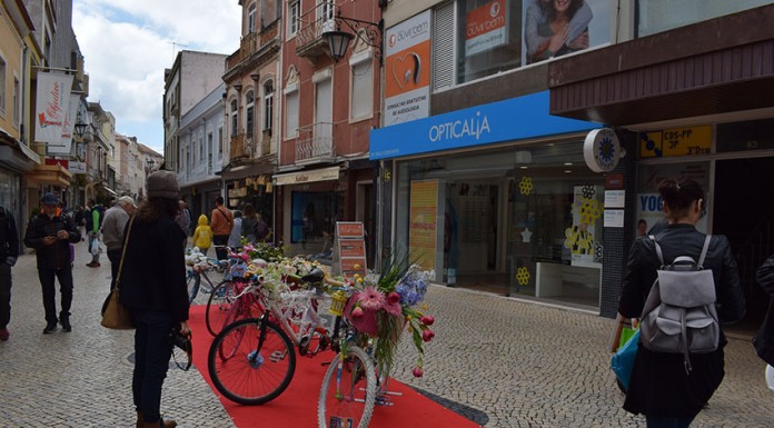 Bicicletas nas passadeiras vermelhas da cidade Gazeta das Caldas