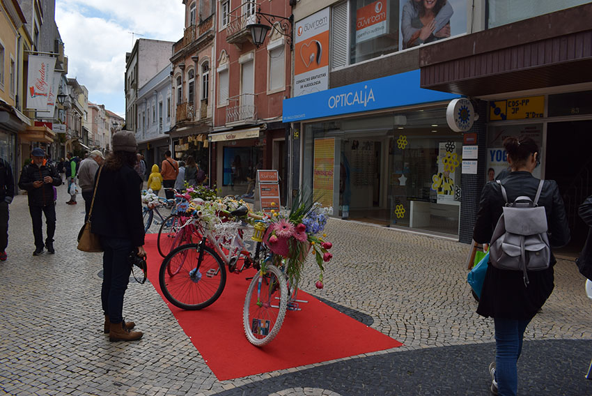 Bicicletas nas passadeiras vermelhas da cidade