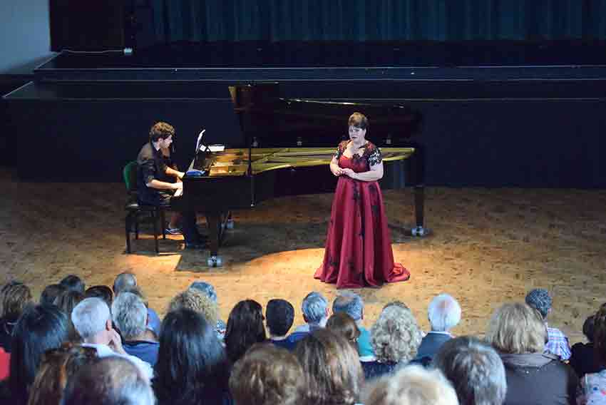 Cantora de ópera e pianista surpreendem público nos Pimpões